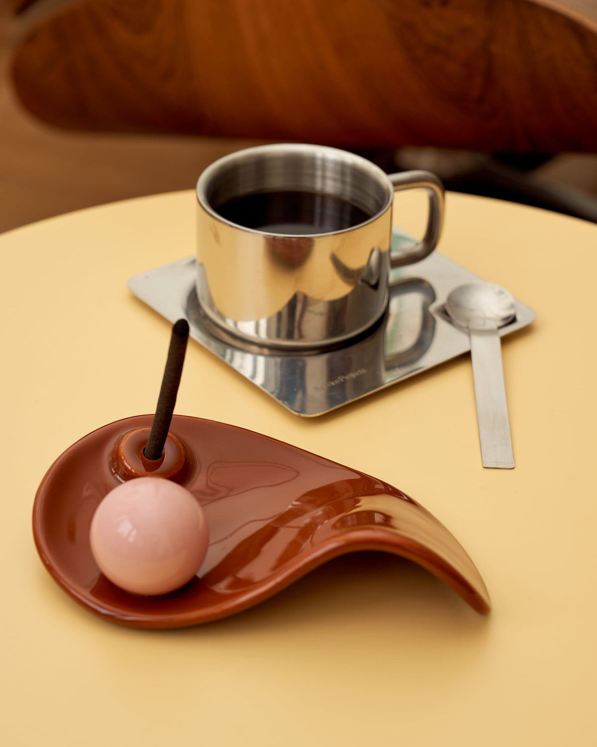 Podstawka AUURA CHOCO z kadzidłem obok filiżanki kawy