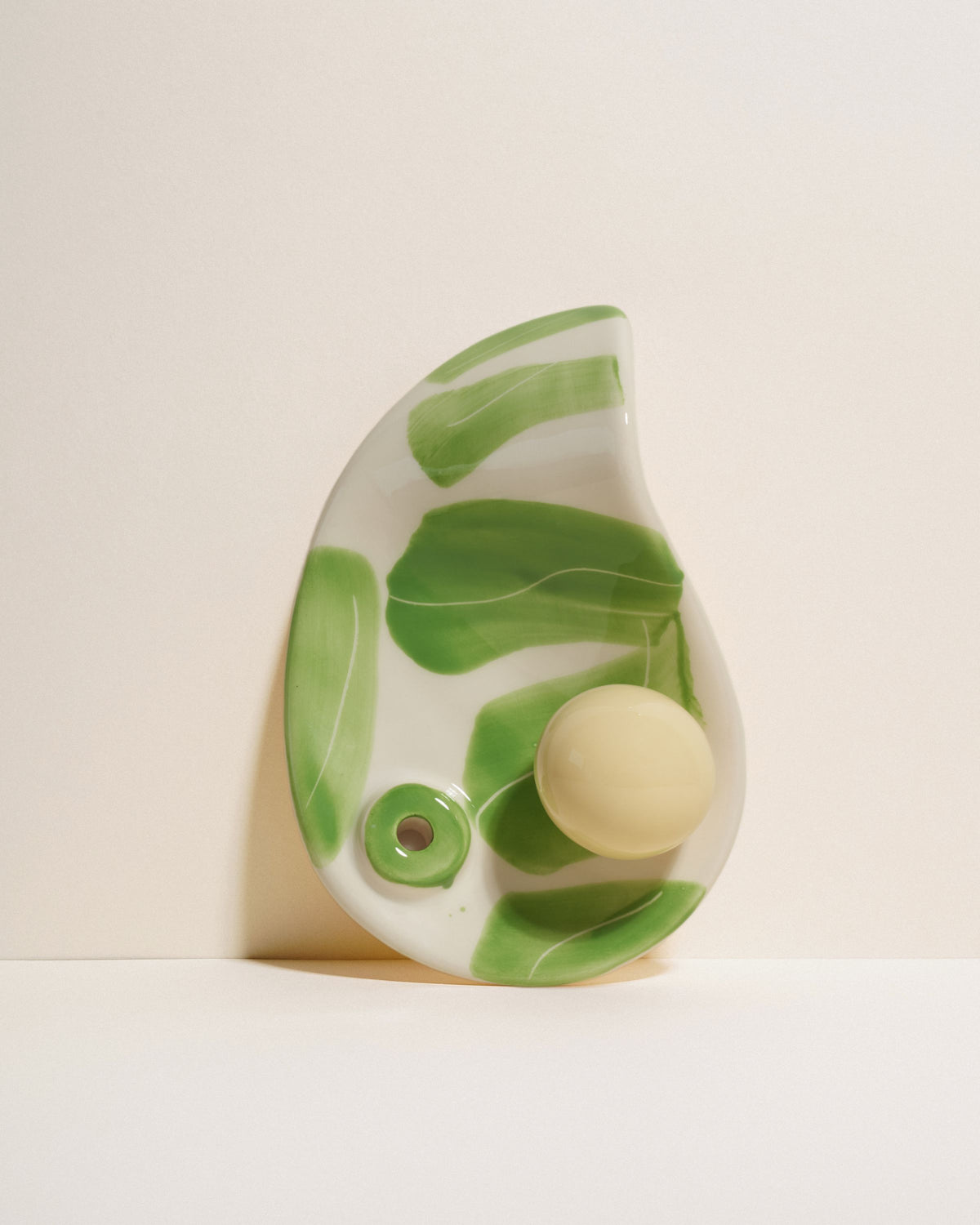 Ceramiczna podstawka na kadzidła AUURA MATCHA z zielonym wzorem