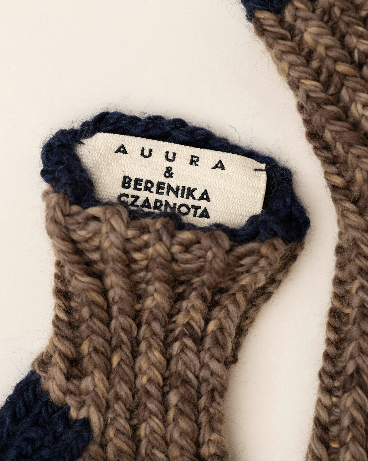 Metka AUURA & Berenika Czarnota na skarpetach WARM EARTH